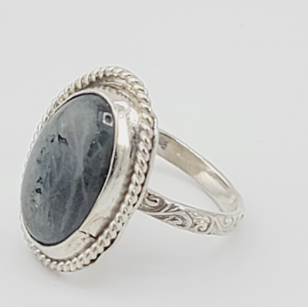 LABRADORITE ROUND RING WITH EMBOSSED RING BAND HANDMADE IN STERLING SILVER 8.5